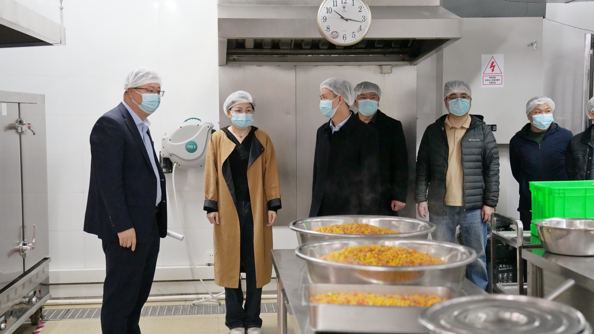 考察組到龍景三小校區(qū)廚房實地參觀3_副本 考察組到龍景三小校區(qū)廚房實地參觀3_副本